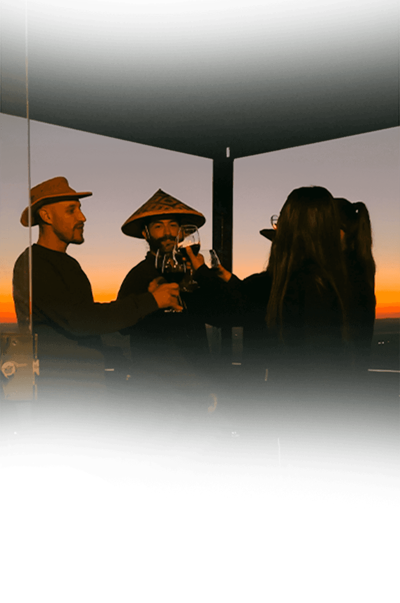 Participantes da Meet & Trip brindando ao pôr do sol